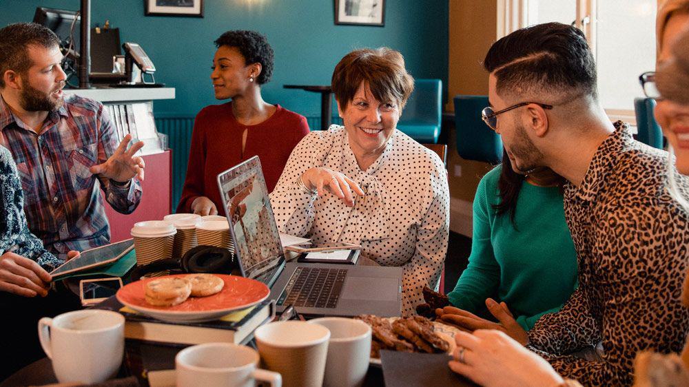 Gruppe im Cafe