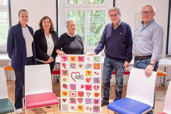  Eine Gruppe präsentiert ein bunt gestaltetes Herz-Poster 