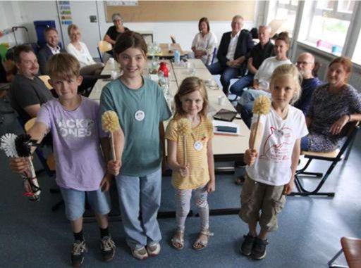 Kinder mit Reinigungsbürsten