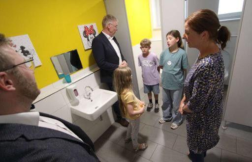 Kinder und Erwachsene im Waschraum