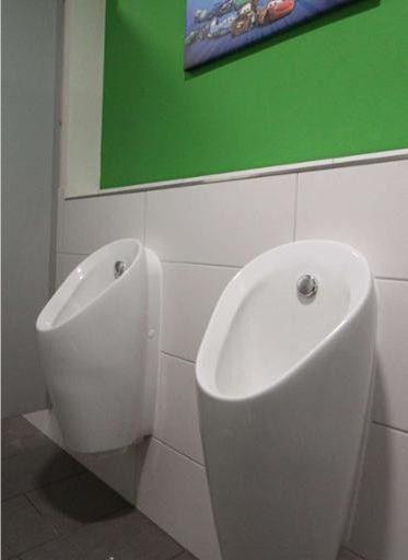 Zwei weiße Urinale im Sanitärbereich