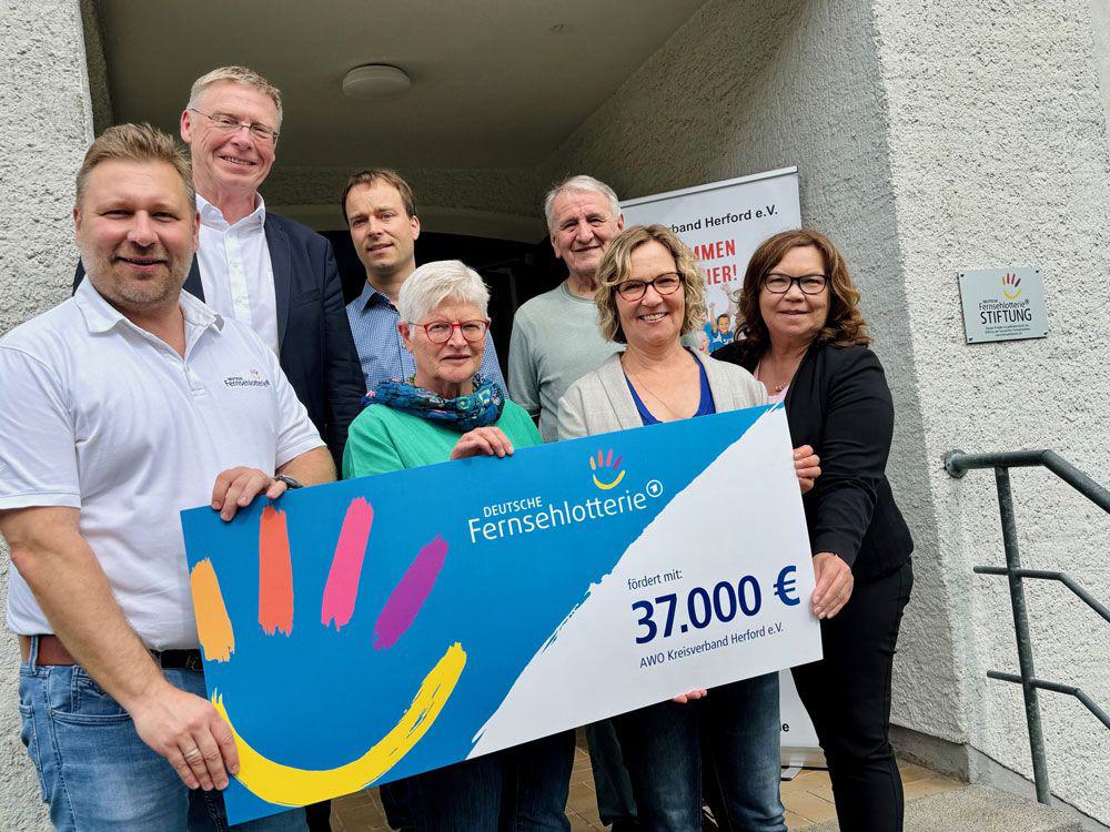 Förderung: Gruppe schaut erfreut