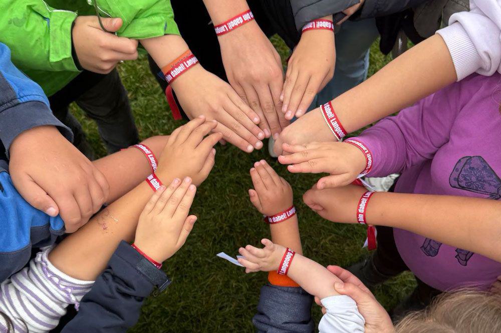 Kinderhände zusammen