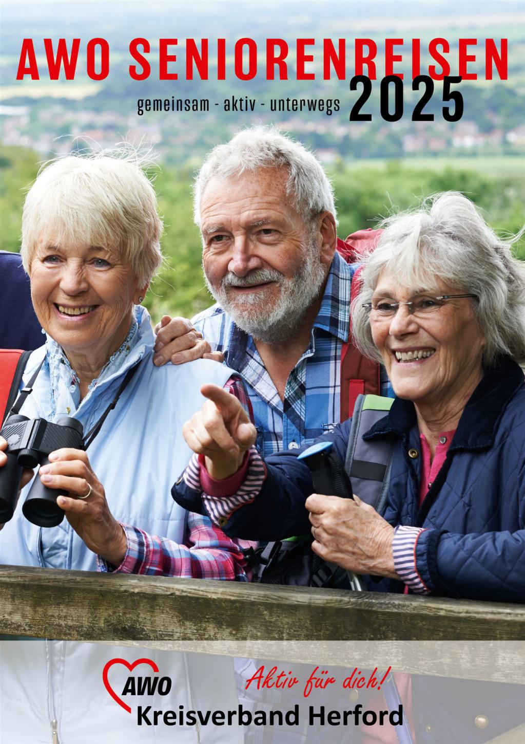 Drei lächelnde Seniorinnen und Senioren, Titelbild AWO Seniorenreisen 2025