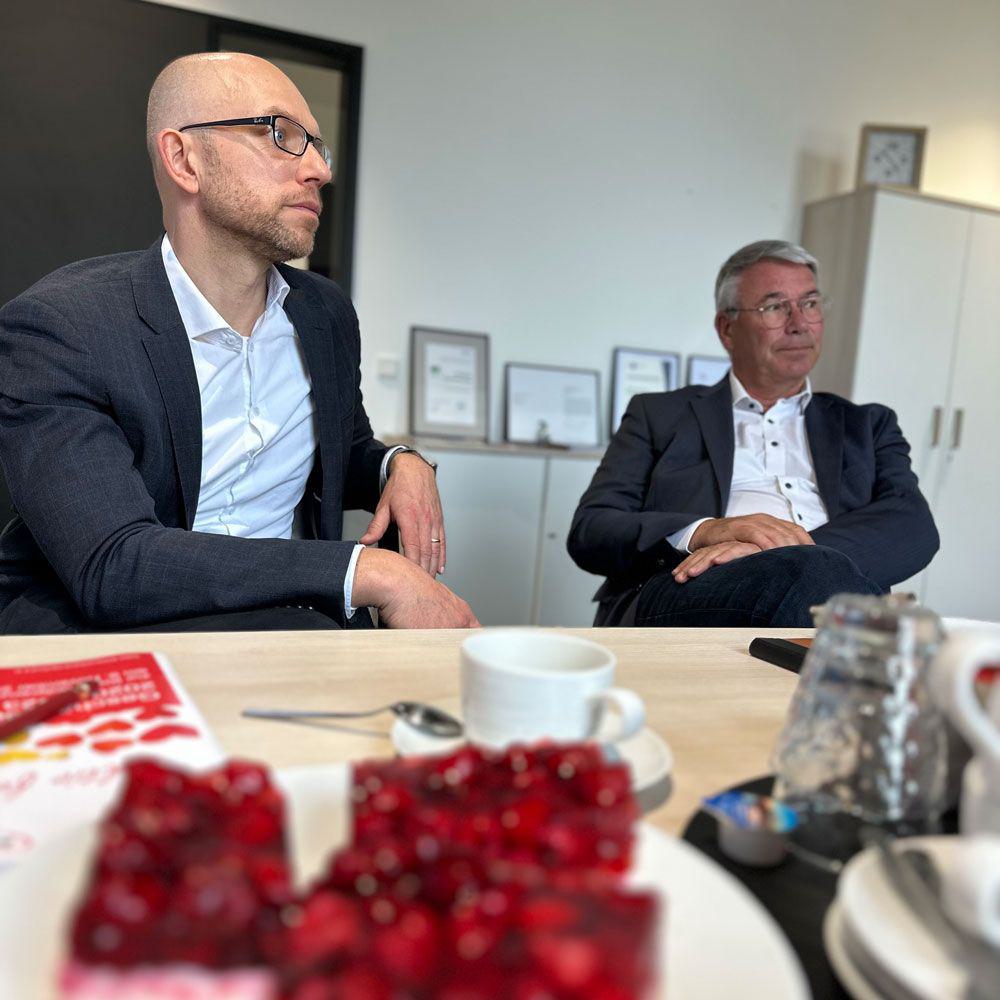  Vertreter des AWO Kreisverbands Herford im Gespräch