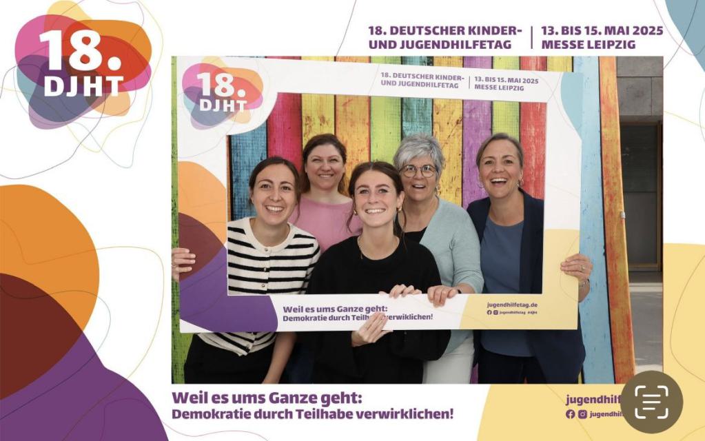 Gruppenfoto beim 18. Deutschen Kinder- und Jugendhilfetag 2025