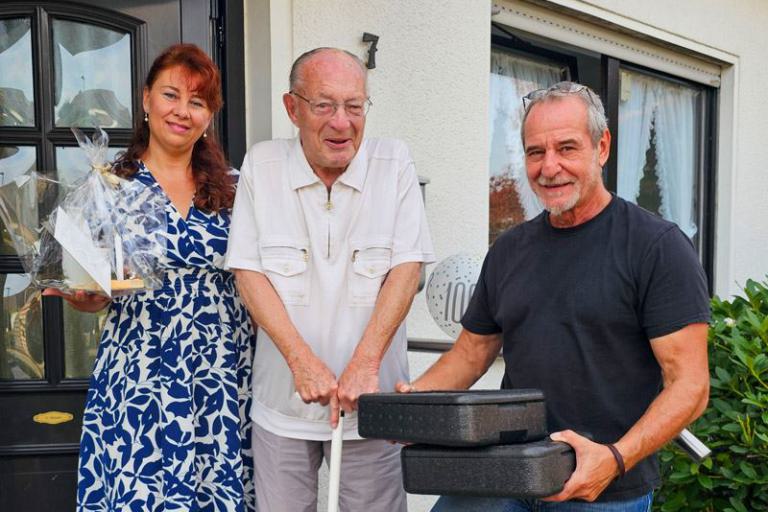 AWO, Mitarbeitende, älteren, Mann,  Geschenk, Essen, Haustür, 100, Jahre, Geburtstag, Essen, Räder, 
