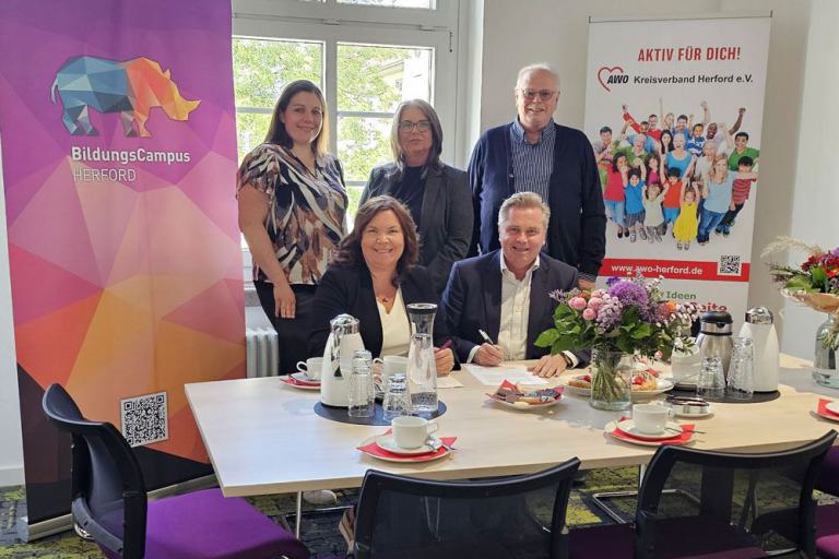 Gruppenfoto, Vertragsunterzeichnun, AWO, Kreisverband, Herford, Bildungscampus
