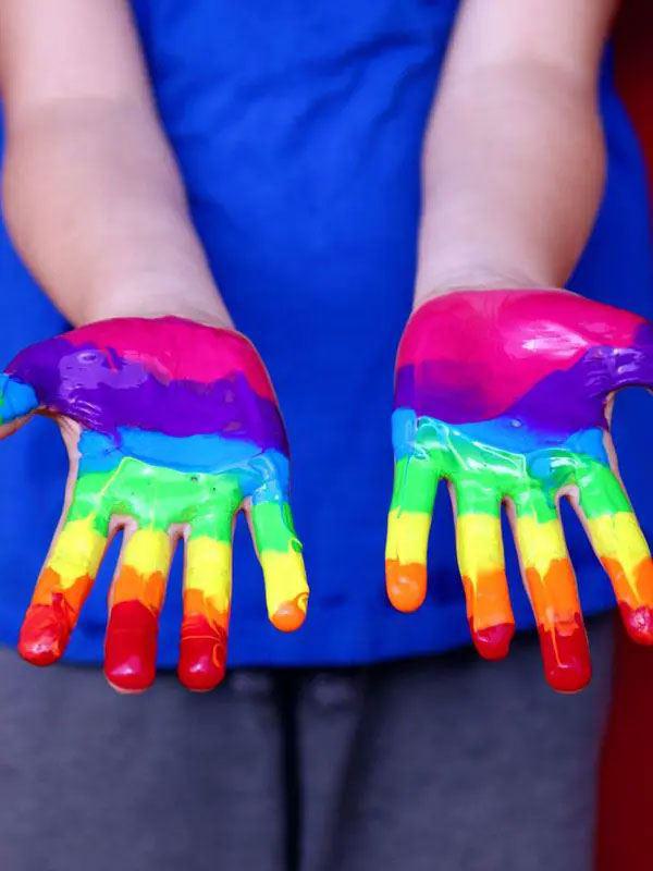 kinderhände, fingerfarben, bunt, kreativität,  spielen, farbe, hände bemalt, kunst, ausdruck, spaß, vielfalt