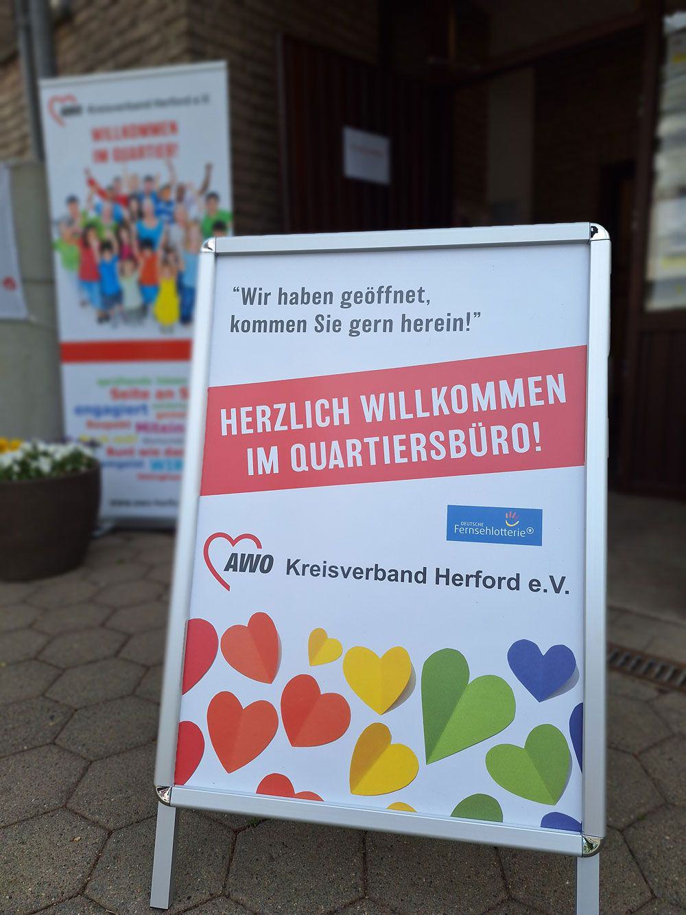 awo, quartiersbüro, willkommen Willkommensufsteller vor Gebäude