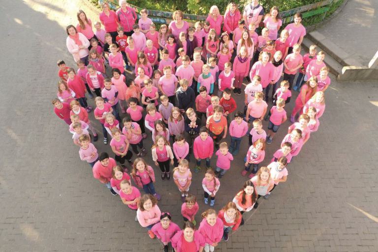 gemeinschaft, kinder, schule, herzform, solidarität, zusammenhalt, gruppenbild, pink, aktion, soziales miteinander